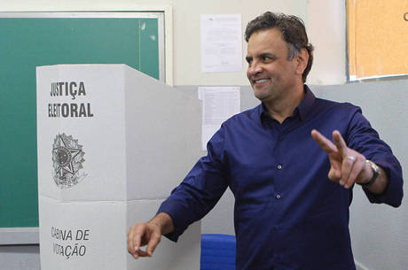 O candidato à Presidência pelo PSDB, Aécio Neves, durante votação na Escola Milton Campos (Estadual Central), no bairro de Lourdes, em Belo Horizonte (MG), neste domingo. Ele esteve acompanhado da mulher e de correligionários