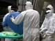 O vírus do ebola, que já causou mais de 4.000 mortes, está
se alastrando pelo mundo e, segundo a OMS, mais de sete países já registraram
casos da doença. Nesta sexta-feira (10), o governo brasileiro informou que um guineano recorreu a um posto de saúde, em Cascavel (PR), com
febre, tosse e dor de garganta. O homem foi submetido a exames. Pelo menos 64 pessoas teriam sido expostas ao vírus e ficarão sob observação para saber se desenvolverão
os sintomas. Apesar de a doença ser transmitida apenas por meio de troca de
fluídos corporais ― como lágrimas, sangue, secreções e sêmen― algumas atitudes
podem ajudar a se prevenir da doença. O infectologista Max Igor Lopes, do Hopital Santa
Catarina, listou ao R7 algumas dicas de como se precaver da doença, que vem assolando
a África Ocidental. Veja a seguir! *Colaborou: Luiz Guilherme Sanfins, estagiário do R7