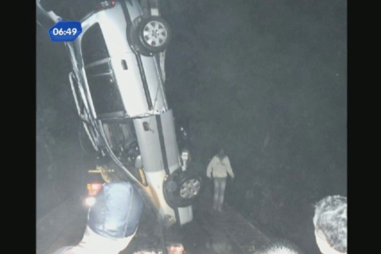 Uma mãe e dois filhos pequenos morreram após o carro no qual estavam cair em um córrego em Teutônia, no Vale do Taquari, interior do Rio Grande do Sul. O acidente foi causado por um erro do GPS. O pai dirigia o veículo e sobreviveu