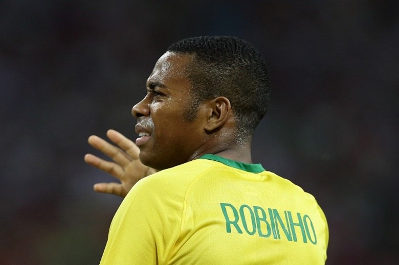 Robinho terá uma dor de cabeça no final deste ano com o Ministério Público da Itália. Segundo o jornal Corriere della Sera, o órgão solicitou a prisão preventiva do jogador por supostamente ter participado de um estupro coletivo em janeiro de 2013, em Milão. O crime teria acontecido com uma brasileira de 18 anosRobinho precisa chamar atenção dos jovens do Santos