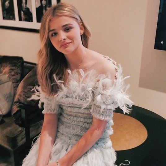 Cadê o glamour?Nem toda montada, pronta para o baile de gala do Met, Chloë consegue manter a pose! A gata teen estava sofrendo depois de tanto tempo para se arrumar e postou esta foto superempolgada nos bastidores — só que não