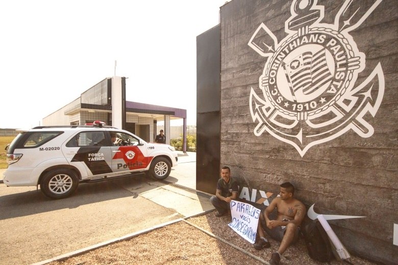 O treino do Corinthians na manhã desta sexta-feira (17) não foi nada tranquilo. Algumas viaturas da Polícia Militar estiveram presentes no CT Joaquim Grava para evitar que torcedores invadissem o local, como já aconteceu neste anoVídeo: Corinthians passa por turbulência dentro e fora dos gramados