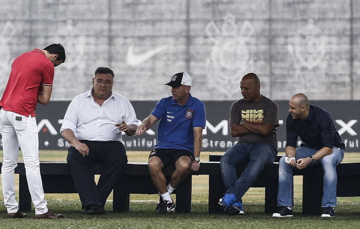 Após protesto, Corinthians faz último treino em paz absoluta no CT