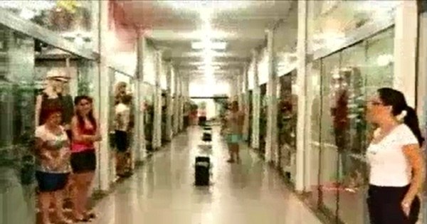 Bandidos invadem galeria e roubam 11 lojas em Monte Sião - R7