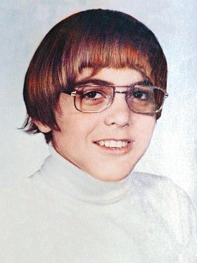 Conhece o mocinho acima? É George Clooney quando jovem. Com certeza, esta foto não está nos porta-retratos de sua casa 