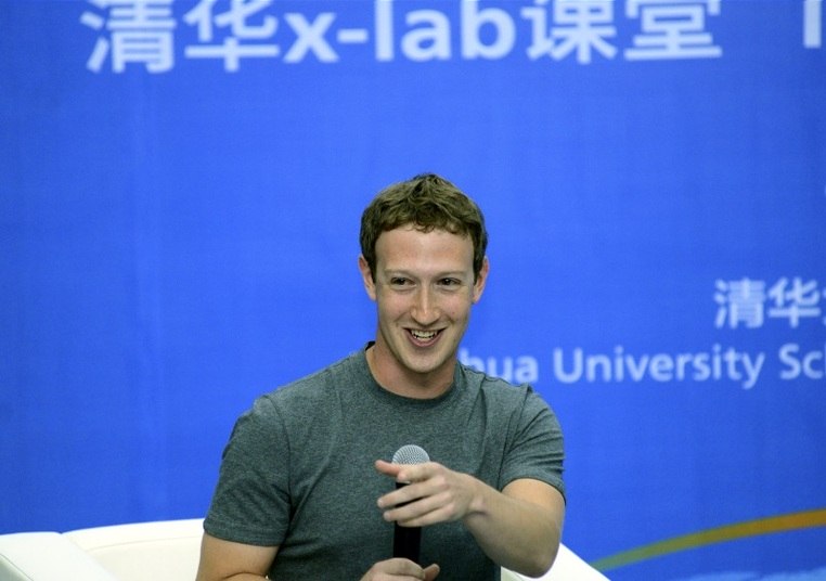 Compra pelo FacebookO inicio de 2014 foi marcado pelo anúncio de que o Facebook iria comprar o WhatsApp. Após meses de negociação, Mark Zuckerberg recebeu no dia 3 de outubro a aprovação da União Europeia para a compra do WhatsApp por R$ 47 bilhões (US$ 19 bilhões). O negócio foi o maior dos 10 anos de história do Facebook e deu à companhia uma forte presença no mercado de mensagens móveisConfira o que o Facebook poderia comprar com US$ 16 bilhões