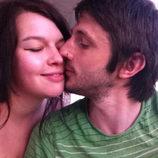 O caso chocou os britânicos. Um casal jovem, do Reino Unido, foi encontrado morto num quarto de hotel em Agra, na Índia. No quarto, havia grande quantidade de pílulas para dormir e antidepressivos, espalhados pela cama e mesas de cabeceira. Os corpos de James Gaskell, de 27 anos, e o da mulher dele, a fotógrafa Alex, de 24, estavam no chão. A polícia suspeita de suicídio, mas ainda está investigando o caso 