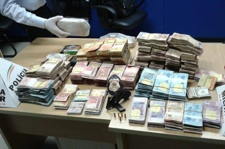 Dinheiro foi entregue à Polícia Federal