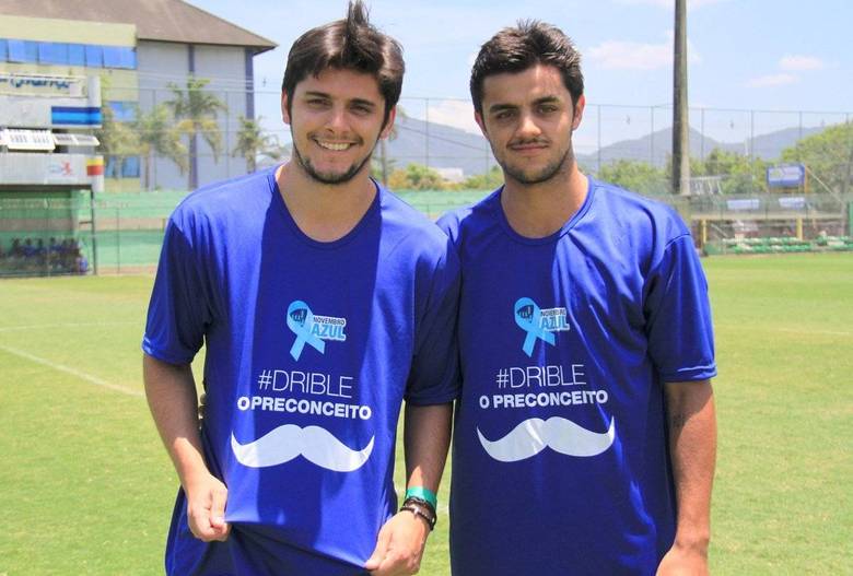 Os atores Bruno Gissoni e Felipe Simas mostraram, neste sábado (1º), que são irmãos conscientes. Os dois participaram da campanha Novembro Azul, que prega a prevenção contra o câncer de próstata 