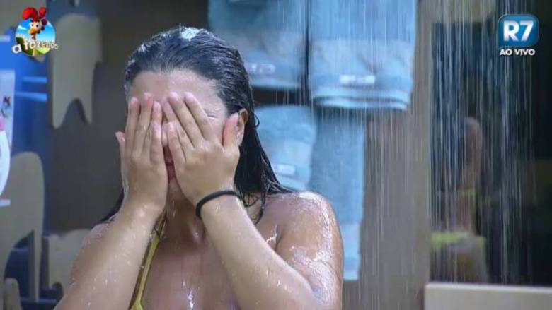 Depois da atividade Pega-Pega na tarde desta quinta-feira (6), Babi, Brunninha e Andréia tomaram banho juntas na sede + Débora ou Robson: quem você quer que continue na Fazenda? + Durante banho, Babi, Brunninha e Sorvetão cantam paródia da música Tô Nem Aí+ De olhos vendados! Pega-pega na piscina anima tarde dos peões+ Banho duplo de Babi Rossi e Andréia Sorvetão embalado pela canção de A Fazenda 7+ 'Véia assanhada!', responde Neném após pergunta indiscreta de Helô. Saiba qual!+ Batalha dos cupcakes! Em atividade, peões preparam bolinhos confeitados