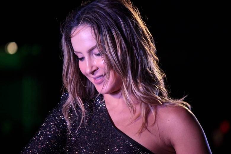 Simpática, deu atenção aos fãs durante o show