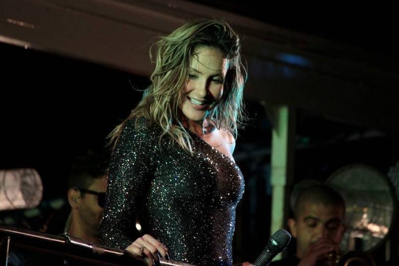 A empolgação fez a loira suar