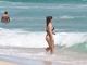 Ex-BBBs Nasser e Andressa curtem início de semana em praia carioca