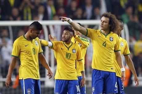 David Luiz cumprimenta os jogadores na goleada sobre a Turquia<br />