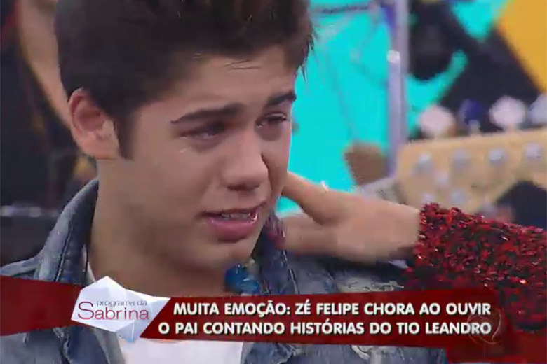 — Foi o ano que o Zé nasceu — observou Sabrina.— Deus levou um e mandou esse. No mesmo dia — afirmou Leonardo