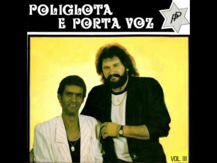 Poliglota e Porta Voz. Provavelmente o Poliglota escreve músicas em vários idiomas e o Porta Voz, canta. Espero que sim