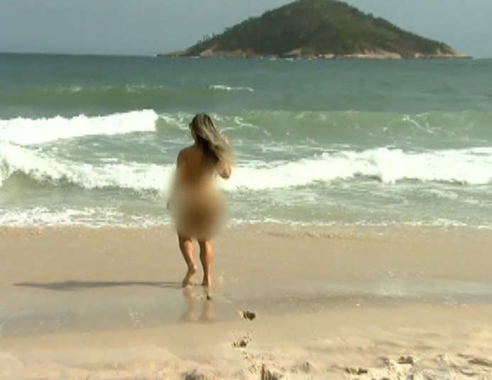 Renata Frisson ficou à vontade e correu para o mar pelada na praia de Abricó. A funkeira mostrou que está com tudo em cima. Veja o vídeo