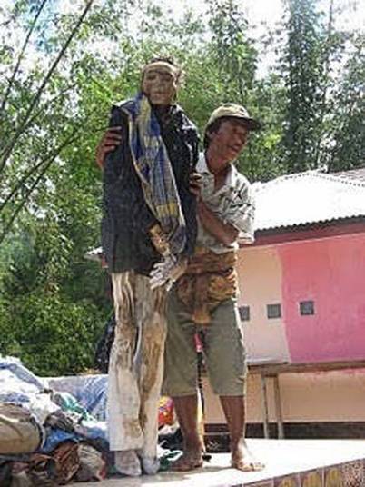 Após mudarem a aparência, é hora do passeio: os habitantes locais levam
os mortos do cemitério onde estão enterrados para a casa onde nasceram