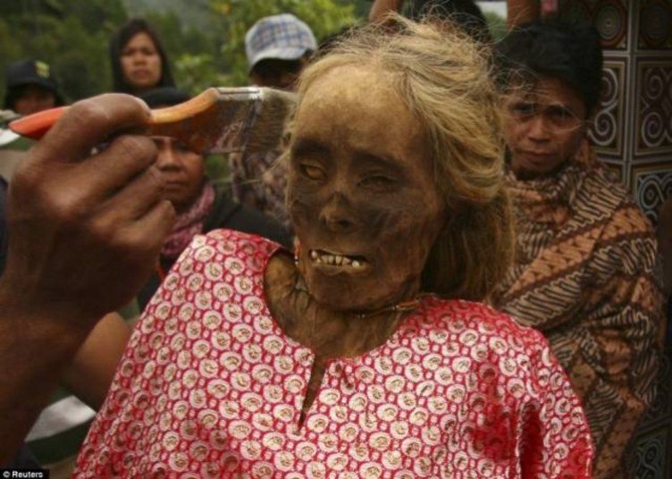 O ritual é praticado principalmente nas aldeias de Toraja e é chamado de
'Cerimônia de Limpeza de Corpos', praticado no mês de agosto