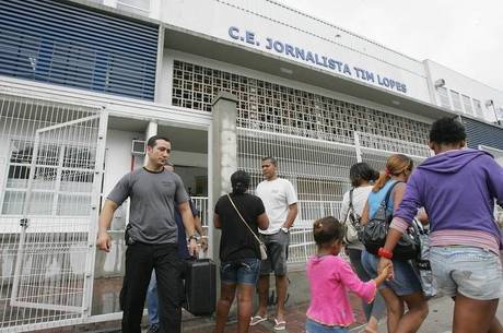 Crianca Morre Afogada Em Piscina De Escola No Alemao Noticias R7 Rio De Janeiro