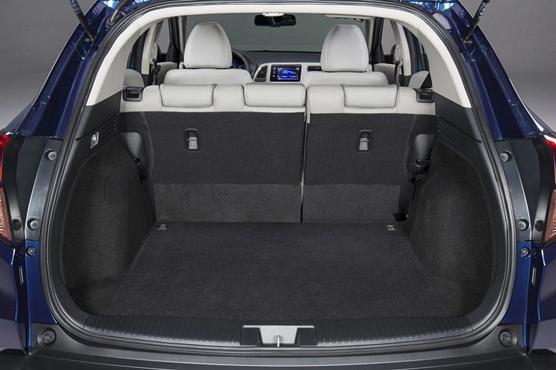 Por dentro, assento traseiro bipartido pode ser reclinável, aumentando o espaço para bagagens.Veja a seguir mais detalhes do Honda HR-V
