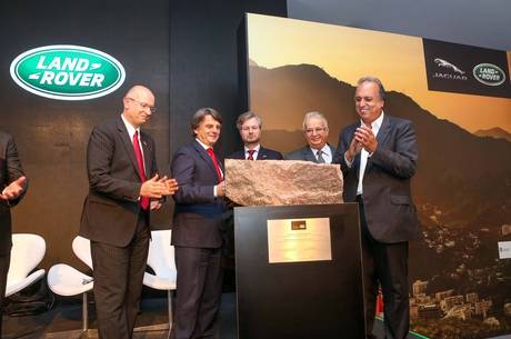 Luiz Fernando Pezão (direita), governador do RJ, compareceu ao lançamento da pedra fundamental com executivos da marca