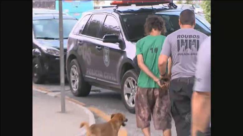 Assim que foi abordado pelo policial o morador de rua foi encaminhado para a viatura. O cachorro acompanhou todos os passos