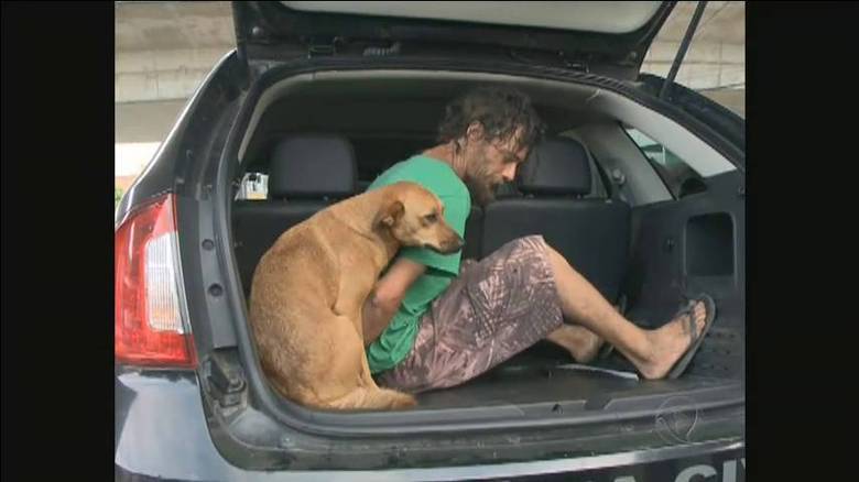 ... e pulou para dentro do veículo para acompanhar o homem mesmo no momento de sua prisão