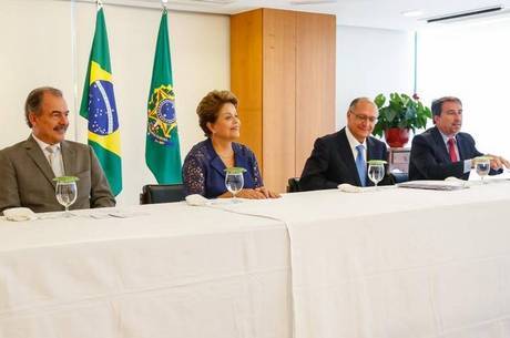 Dilma e Alckmin assinaram contrato nesta quinta-feira (4)