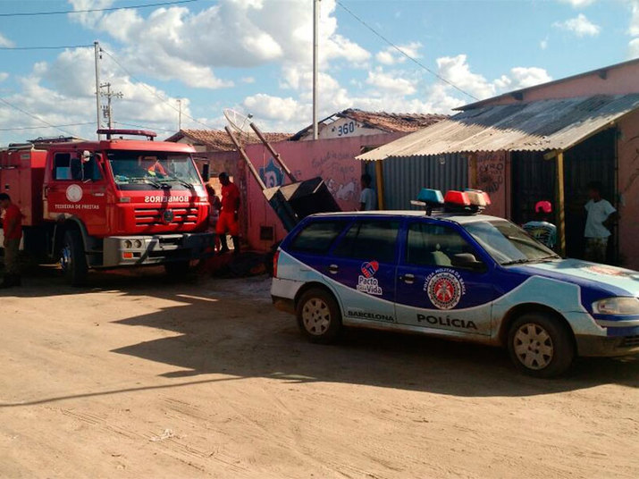 Segundo informações da Deam (Delegacia Especial de
Atendimento à Mulher), o Corpo de Bombeiros conseguiu controlar as chamas e
ninguém ficou ferido