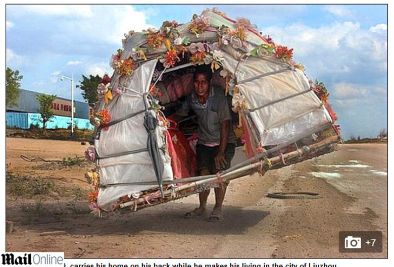 Liu Lingchao, um chinês de 39 anos, viaja há seis anos a pé por centenas
 de quilômetros e carregando nas costas uma casa fabricada com materiais
 de resíduo que ele mesmo recicla, o que o tornou famoso na China e lhe 
rendeu o apelido de 'homem caracol'.
    Liu, nativo da cidade de Liuzhou, no sul do país, percorre centenas 
de quilômetros de sua região, Guangxi, para colher garrafas de plástico,
 roupa usada e outros materiais que vende pelo caminho para poder viver,
 embora algumas coisas ele reutilize em sua casa portátil