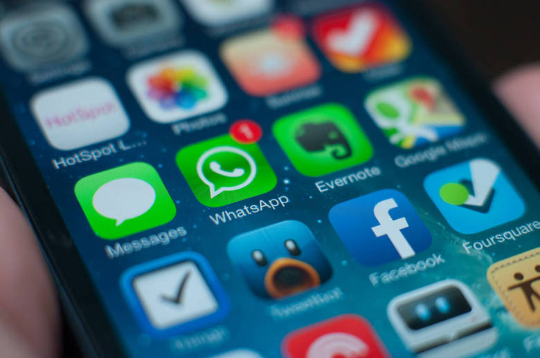 R7 no WhatsAppAlém de ajudar na comunicação com seus amigos, familiares e até pretendentes, o WhatsApp também virou um plataforma para que os internautas se comuniquem com portais de conteúdo, como o R7, que inaugurou seu perfil no aplicativo em maio deste ano