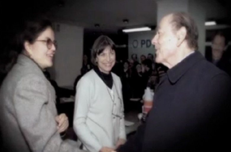  

ApÃ³s sair da cadeia, Dilma se estabelece em Porto Alegre, no
Rio Grande do Sul, onde retoma o curso de economia, interrompido em BH. Em 1980, ajuda a fundar o PDT e inicia de vez sua carreira
pÃºblica. Entre 1985 e 1988, Ã© secretÃ¡ria municipal da Fazenda
de Porto Alegre.
Em seguida, se torna presidente da
FundaÃ§Ã£o de Economia e EstatÃ­stica, entre 1991 e 1993, quando deixa o cargo
para assumir como secretÃ¡ria de Energia, Minas e ComunicaÃ§Ã£o, atÃ© 1994.

Dilma volta ao governo gaÃºcho em 1998, quando assume a Secretaria de Energia,
Minas e ComunicaÃ§Ã£o