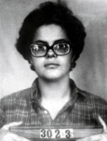Entre o final da dÃ©cada de 60 e o inÃ­cio da dÃ©cada de 70, Dilma lutou contra a ditadura militar, e acabou sendo presa. Na PresidÃªncia, Dilma aprovou a criaÃ§Ã£o da ComissÃ£o da Verdade, Ã³rgÃ£o encarregado de investigar os crimes cometidos pelo regime ditatorial e que apresentou seu relatÃ³rio final na Ãºltima semana, que lista os responsÃ¡veis pela repressÃ£o polÃ­tica, alÃ©m de 434 vÃ­timas dos crimes cometidos