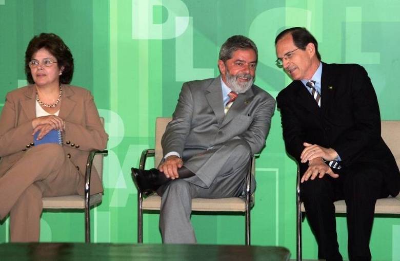Com a eleiÃ§Ã£o de Lula, Dilma foi convidada a comandar o
MinistÃ©rio de Minas e Energia. No cargo, destacou-se pela defesa de
investimentos maciÃ§os do governo federal no programa Luz para TodosÂ 