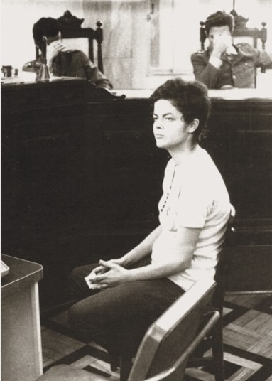  Em 1970, ela Ã© presa e condenada por â€œsubversÃ£oâ€ a seis anos de
prisÃ£o. Passa quase trÃªs anos na cadeia, de 1970 a 1972, no presÃ­dio
Tiradentes, em SÃ£o Paulo. Em novembro daquele ano, Dilma foi interrogada na sede da Auditoria Militar do Rio de Janeiro, apÃ³s passar 22 dias sob tortura dos militares