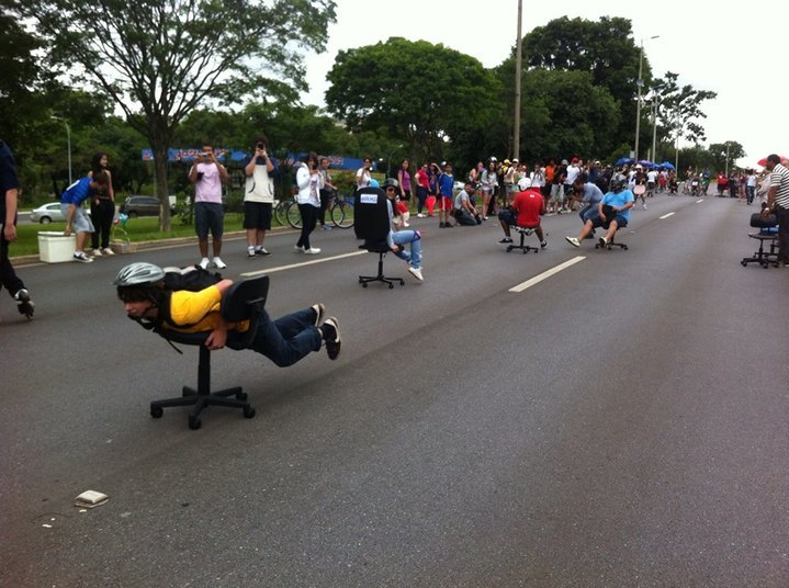 Nem o tempo fechado e chuvoso deste domingo (14) em Brasília desanimou os participantes da 1ª Corrida de Cadeiras de Escritório. O evento, realizado no Eixão, na altura da 206 Norte, às 10h, reuniu uma turma disposta a participar da competição inusitada e muitos curiosos