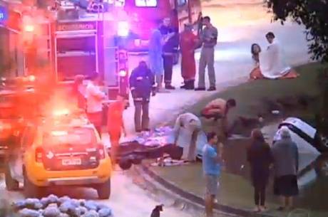 As vítimas voltavam de uma festa de empresa em Colombo (PR) Cinco pessoas morrem após carro cair em lago em Colombo