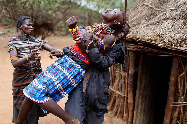 

Imagens tristes e chocantes feitas no Quênia mostram o momento no
qual meninas da tribo Pokot são vendidas para casamentos arranjados em uma cerimônia
tradicional de passagem para a vida adulta.É
possível ver que muitas das meninas lutam para não serem levadas embora de suas
casas