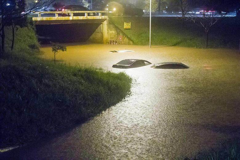 Durante três horas na noite desta terça-feira, uma forte chuva atingiu vários pontos do Distrito Federal e causou estragos. Asa Norte e Asa Sul foram as áreas mais atingidas. Ruas ficaram totalmente alagadas e até carros foram engolidos pela água.Texto: Fred Leão, do R7