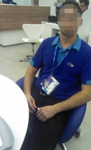 Funcionário com modem pendurado no pescoço para não se "esquecer" de vender o aparelho