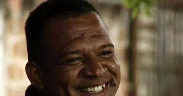 Corpo de líder comunitário do Alemão é enterrado no Rio - R7