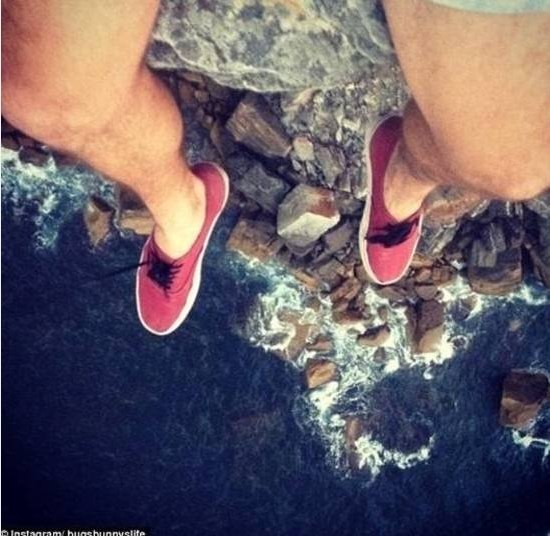 O aventureiro Gareth Jones, tirou uma última foto antes de morrer! Enquanto se pendurava em um penhasco em busca da imagem perfeita, ele despencou para a morte em Sidney, na Austrália O aventureiro Gareth Jones, tirou uma última foto antes de morrer! Enquanto se pendurava em um penhasco em busca da imagem perfeita, ele despencou para a morte em Sidney, na Austrália