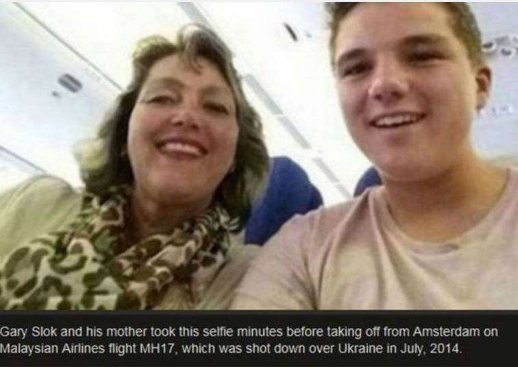 Mãe e filho também não se deram muito bem poucos minutos depois dessa selfie. Eles morreram em uma tragédia! Minutos depois da foto o avião do voo MH17, da Malaysia Airlines, despencou! Mãe e filho também não se deram muito bem poucos minutos depois dessa selfie. Eles morreram em uma tragédia! Minutos depois da foto o avião do voo MH17, da Malaysia Airlines, despencou!