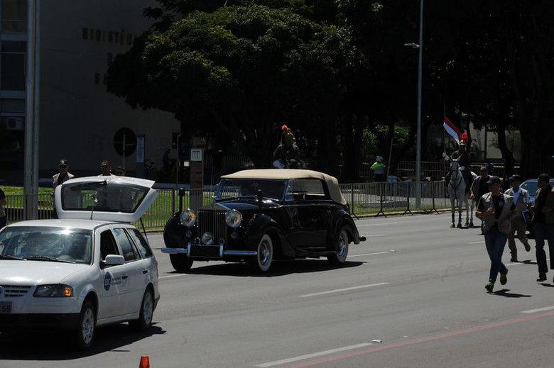 Também haverá
controle do tráfego aéreo. Além disso, soldados estarão nos ministérios para
monitoramento da passagem da presidente pela Esplanada em carro aberto.

 

'Quando
existe uma atividade como essa, em carro aberto, a preocupação da segurança é
maior, mas são tomadas medidas para que se resguarde a figura da presidenta da
República e das demais autoridades”, disse Assunção, do Escalão Avançado da
Presidência