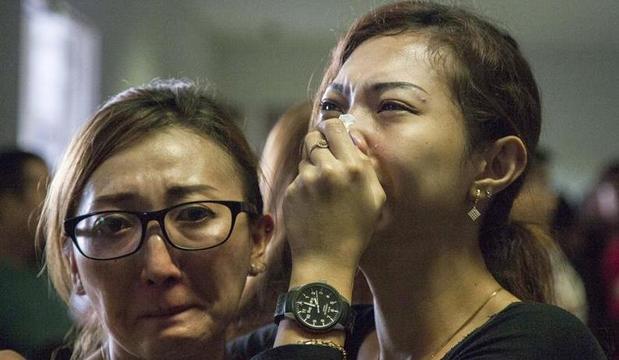 Parentes de passageiros aguardam notícias<br />de avião que desapareceu na Indonésia
