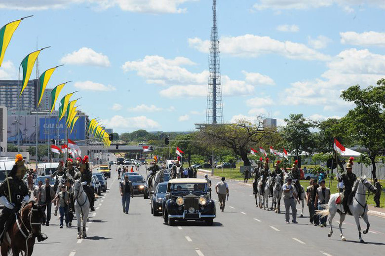 Sob sol intenso,
o Palácio do Planalto realizou neste domingo (28), na Esplanada dos
Ministérios, o ensaio da cerimônia de posse da presidente Dilma Rousseff,
marcada para quinta-feira (1º), em Brasília.

O motorista Valdeci da Silva Ribeiro, que dirigiu o Rolls Royce presidencial no
ensaio, será o mesmo que conduzirá o veículo na solenidade oficial. 

— Tive a honra
de fazer parte da história conduzindo a primeira mulher presidenta do Brasil
[em 2010] e, agora, tenho a segunda oportunidade. Faremos um grande desfile de
posse para o segundo mandato.

As informações
são da Agência Brasil