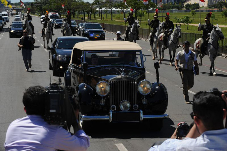 Além
do carro oficial, participaram do ensaio a cavalaria da Guarda Presidencial,
homens da Forças Armadas, das polícias Federal, Civil e Militar e agentes do
Departamento de Trânsito do Distrito Federal. No próximo dia 1º, mais de 4.000
homens participarão do esquema de segurança da solenidade de posse