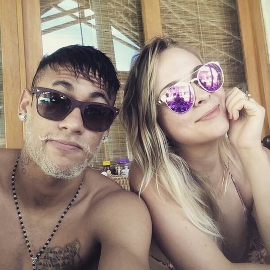 O atacante Neymar aproveitou como poucos seu recesso de fim de ano. O astro chego ao Brasil e se esbaldou, recebendo até o apelido de 'el comendador' da amiga Thayse Estaniecki. No entanto, o Barcelona parece que não gostou muito...Vídeo: Neymar é o único brasileiro em seleção de jornal francês