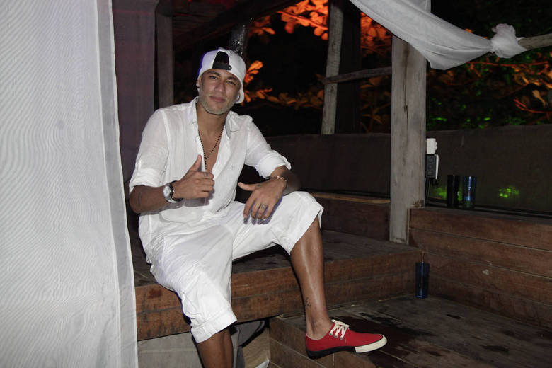 Neymar chegou ao Brasil no dia 21 de dezembro e avisou: 'Semana maluca'. O craque realmente não parou, disputou jogos amistosos, inaugurou seu instituto e badalou muito